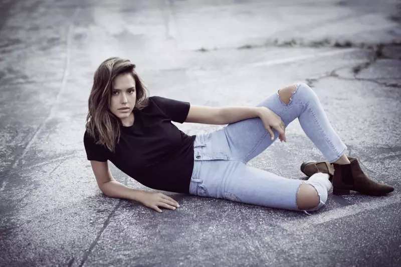 Jessica Alba posa em jeans desgastado da coleção primavera 2016 da DL1961