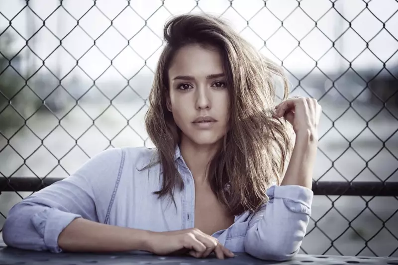 Jessica Alba leva un peiteado ondulado na campaña DL1961