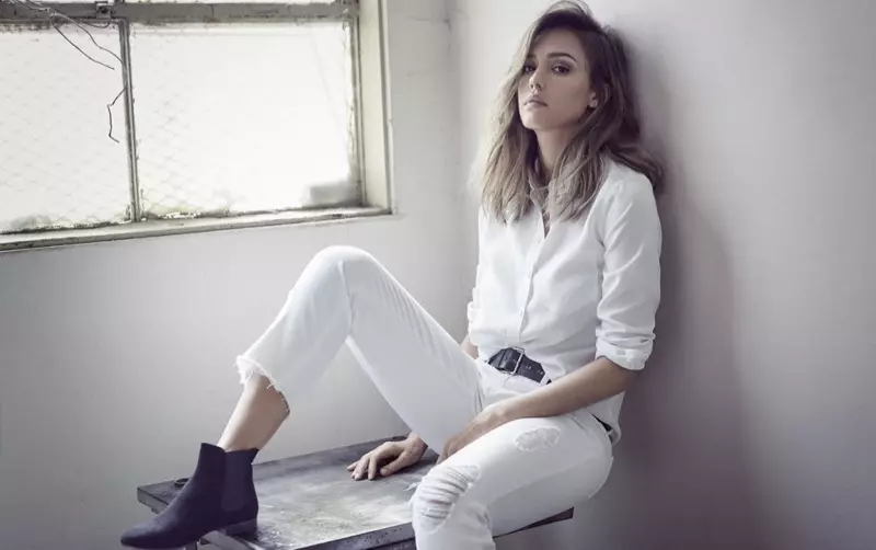 Jessica Alba descansa em jeans branco da DL1961