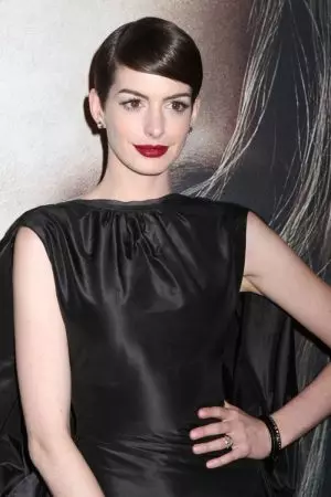 Iinwele ezigqwesileyo zika-Anne Hathaway: Ukususela kwixesha elide ukuya kuMfutshane