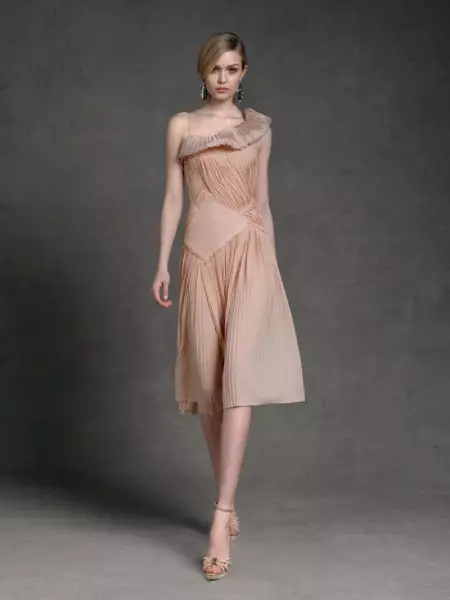 La collezione Resort 2013 di Donna Karan offre eleganti stili diurni