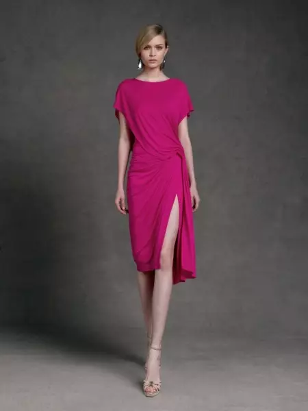 Donna Karan's Resort 2013 Collection သည် အံဝင်ခွင်ကျ နေ့ဘက်ပုံစံများကို ပေးဆောင်သည်။