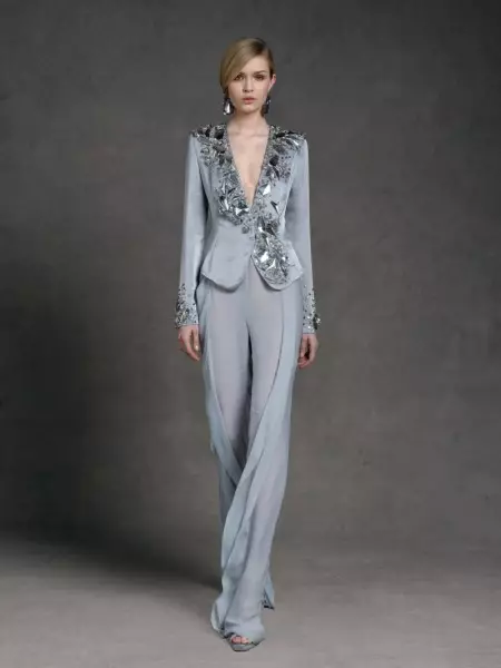 Donna Karan's Resort 2013 Collection သည် အံဝင်ခွင်ကျ နေ့ဘက်ပုံစံများကို ပေးဆောင်သည်။