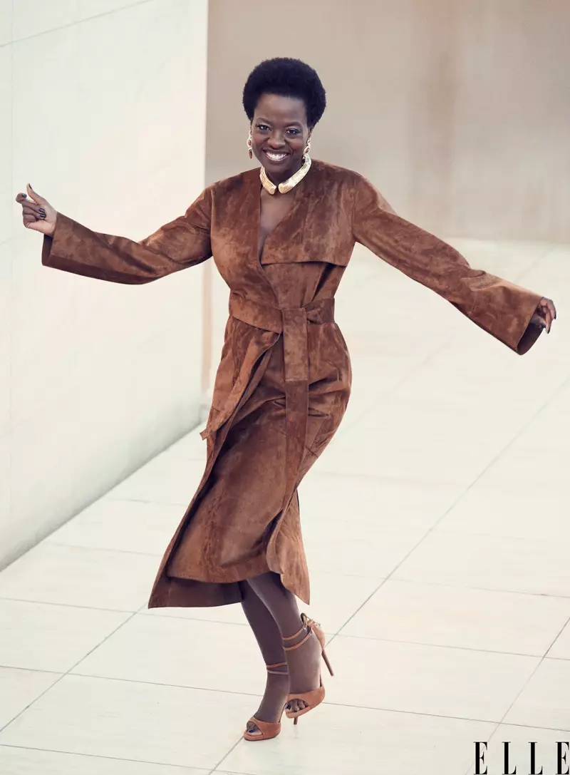 Viola Davis má na sebe hnedý semišový kabát od Loewe