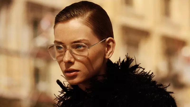 Lauren de Graaf poserer til Chanel Eyewear online-kampagne.