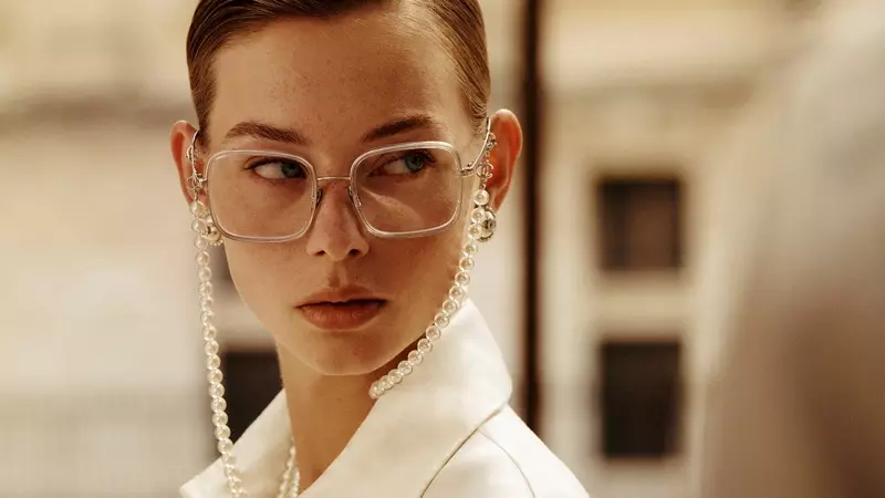 Chanel se concentre sur les lunettes carrées avec des perles de verre.