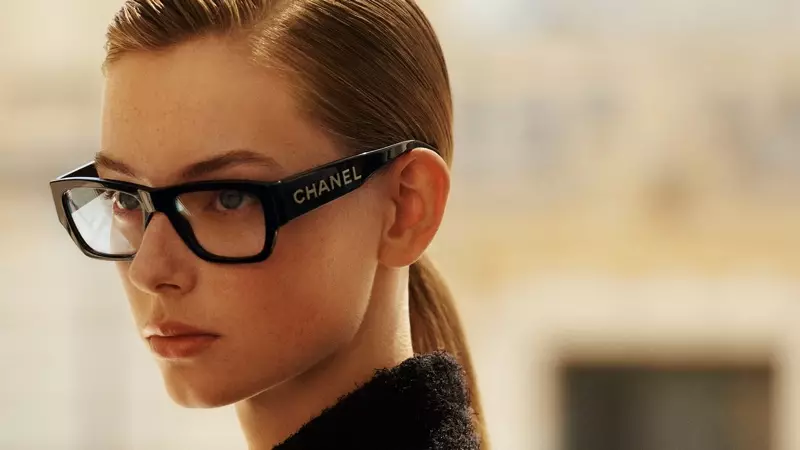 Lauren de Graaf joue dans la campagne en ligne Chanel Eyewear.