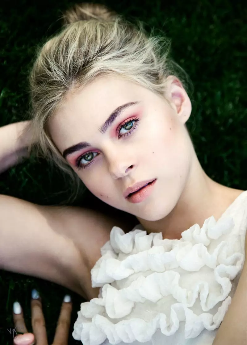 Nicola Peltz Violet Grey විශේෂාංගය සඳහා Bel Air හි Ethereal වේ