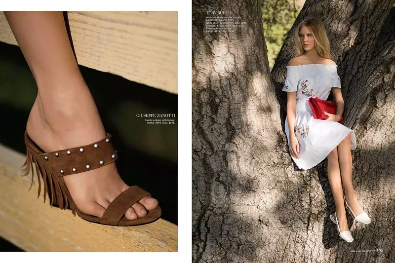 Pripravite se na sezono sandalov v Giuseppe Zanotti semiš sandal na klin z resicami (L) Juliana modeli Tory Burch bela bluza in krilo z odprtimi rameni (R)