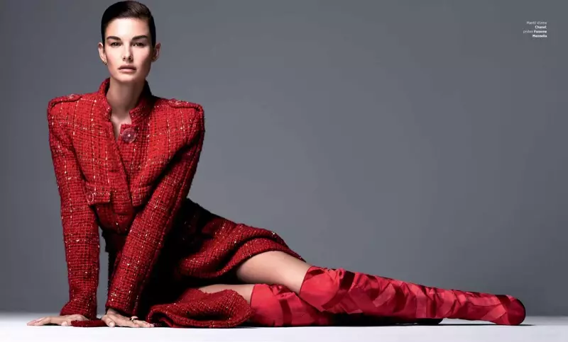 Ophélie Guillermand a l'air pointue dans la couverture de Harper's Bazaar Serbie