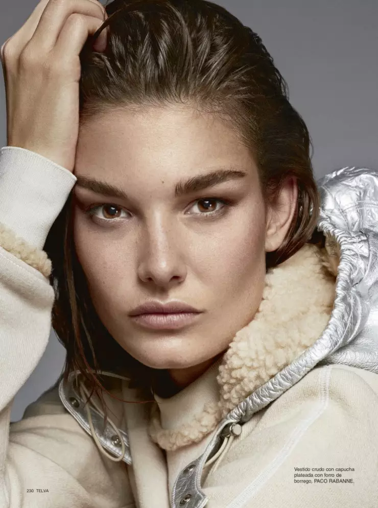 En gros plan, Ophélie Guillermand porte une robe à capuche Paco Rabanne