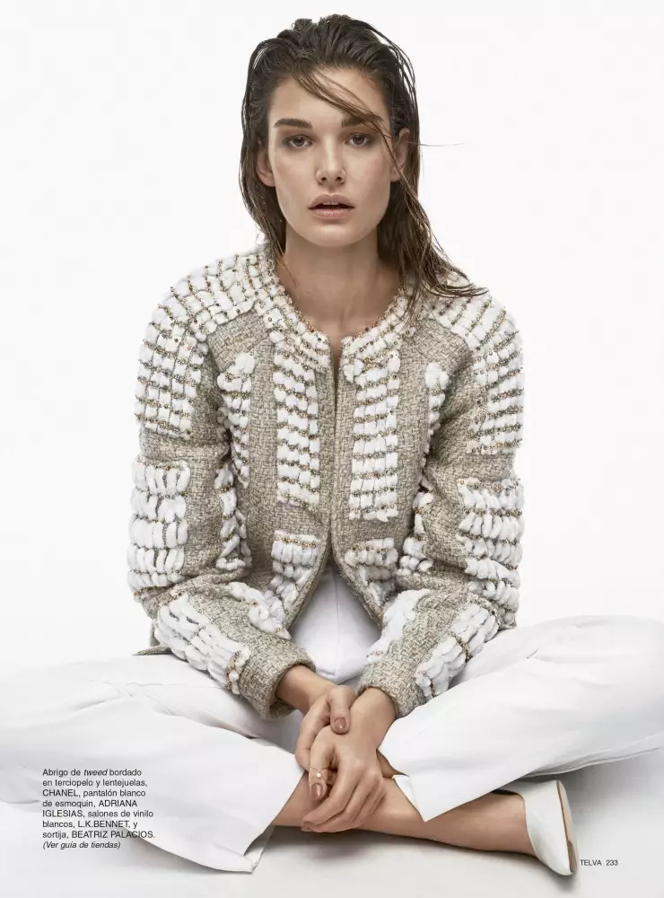 Gan gymryd sedd, mae Ophelie Guillermand yn gwisgo siaced tweed Chanel gyda pants Adriana Iglesias a L.K. Sodlau bennet