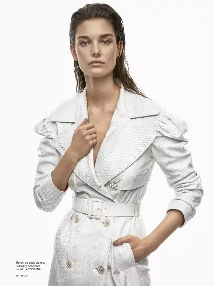 Ophelie Guillermand se prekriva v bel plašč iz pitona Gucci