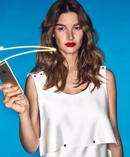 Ophelie Guillermand intensifica seu jogo de selfies para a Vogue México