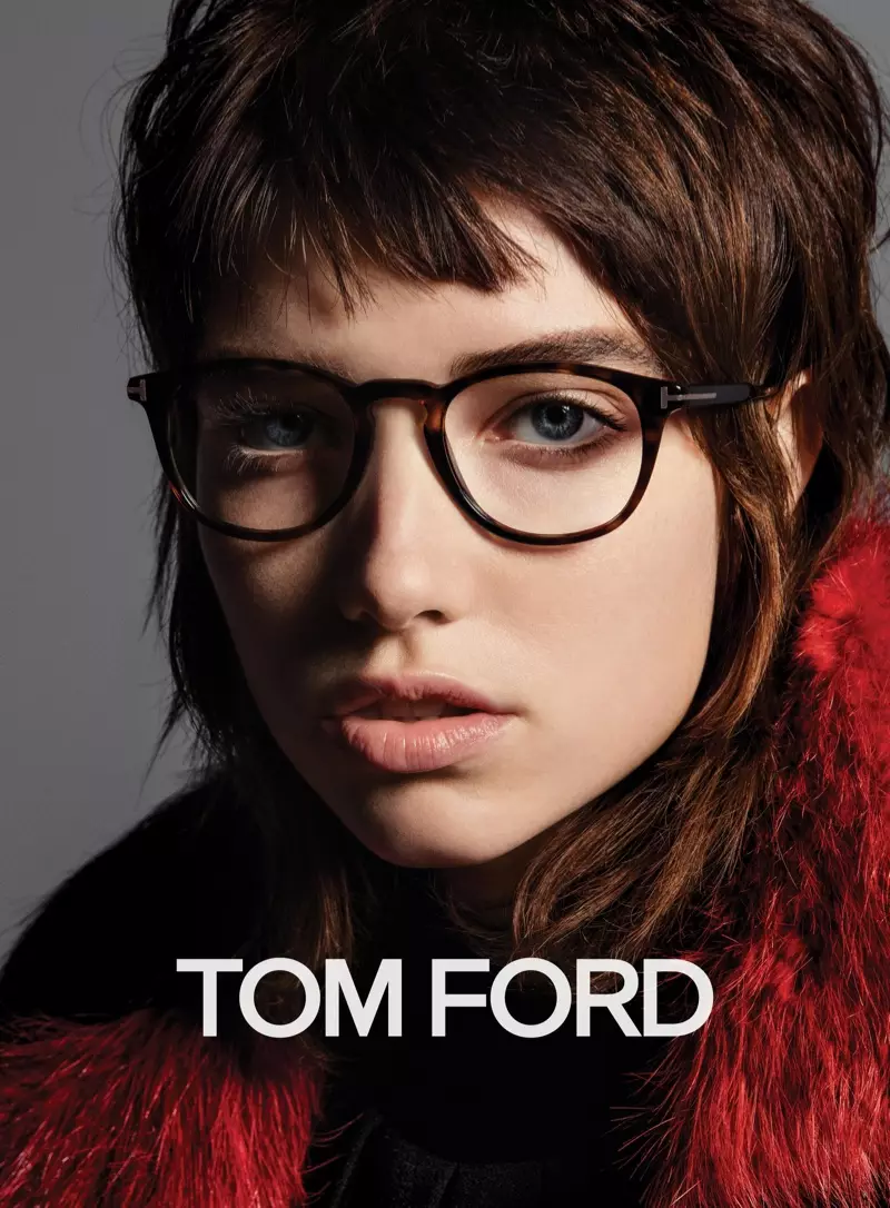 Grace Hartzel dra reghoekige rame in die Tom Ford-brilveldtog