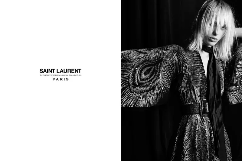 Arna ghrianghrafadh ag Hedi Slimane, caitheann Lily Sumner gúna bróidnithe ó bhailiúchán Saint Laurent's Pallaidium 2016