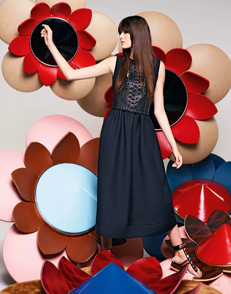 Fendi si concentra sui fiori oversize nella sua campagna primavera 2016