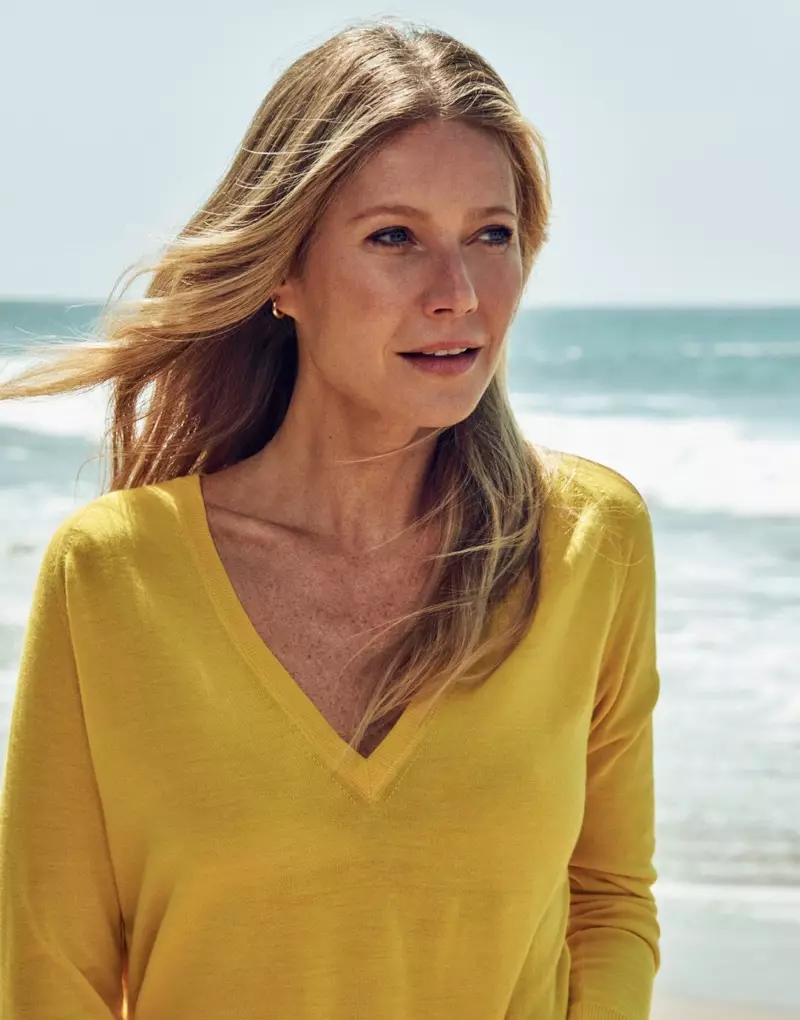 Nữ diễn viên Gwyneth Paltrow tạo dáng trong áo len cashmere của Equipment