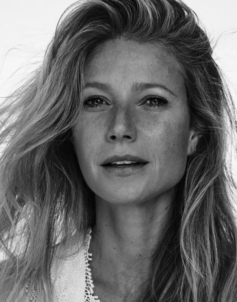 Fotografearre yn swart en wyt posearret Gwyneth Paltrow yn Chloe gehaakte kantjurk