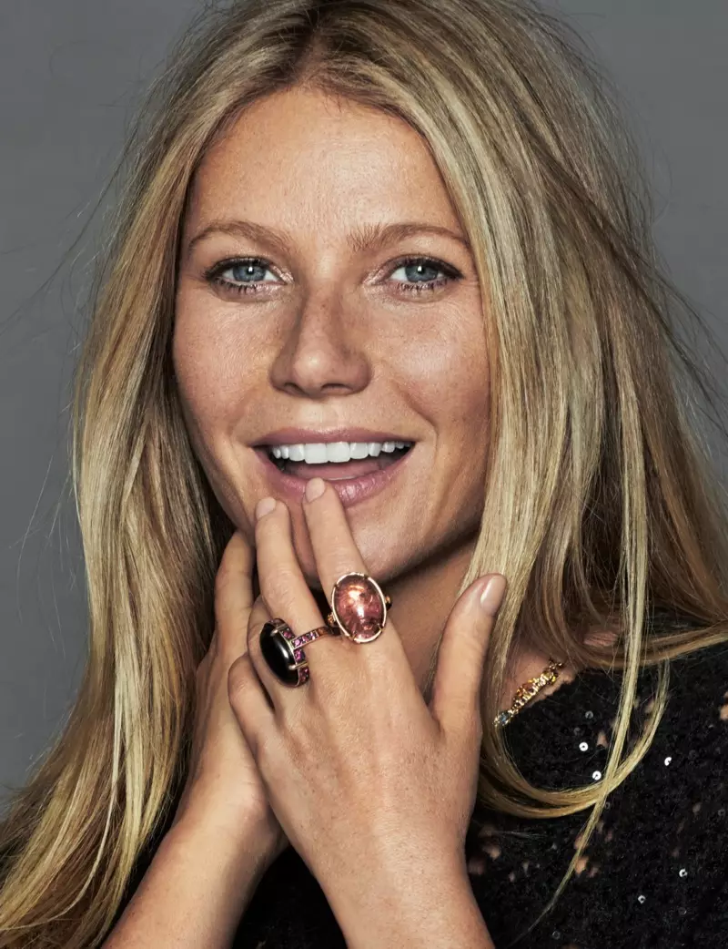 ፎቶግራፍ የተነሳው በ Xavi ጎርዶ፣ Gwyneth Paltrow በELLE ስፔን ጃንዋሪ 2017 እትም ላይ ኮከብ ሆኗል