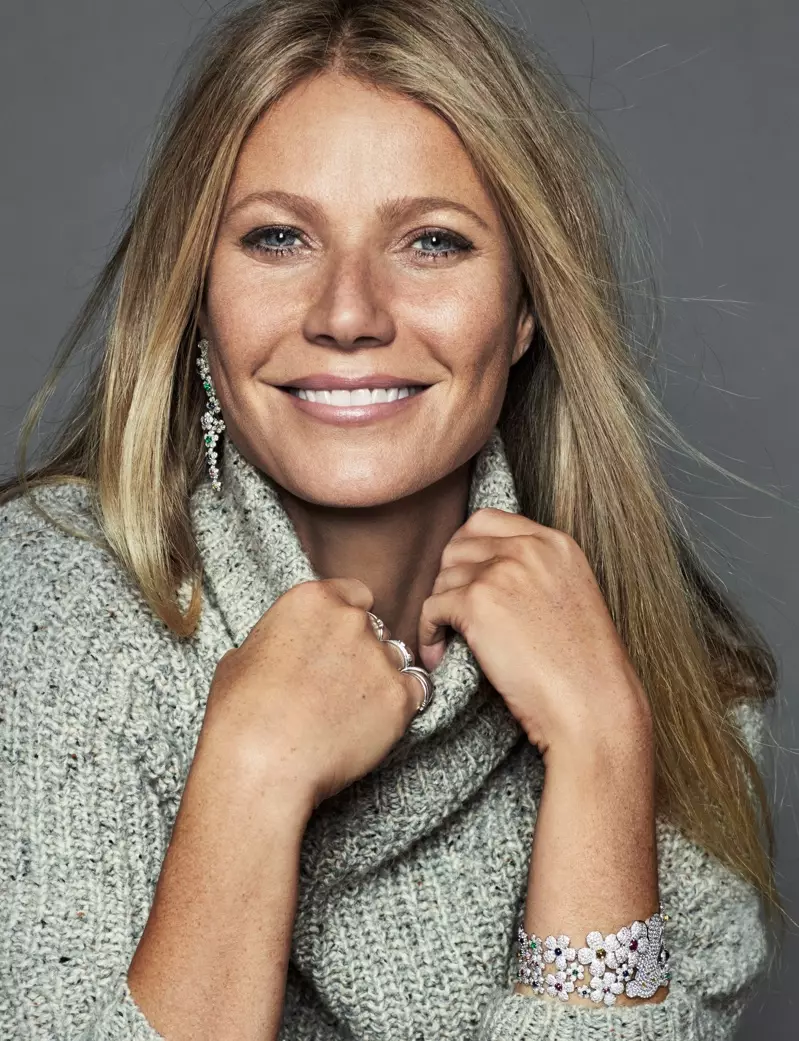 Gwyneth Paltrow Tous زیورات کے ساتھ Cavin Klein سویٹر پہنتی ہے۔