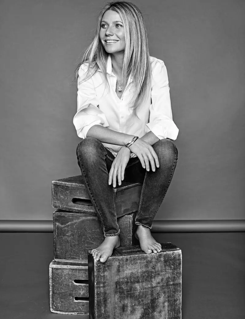 Gwyneth Paltrow pozează în topul CH Carolina Herrera, blugi Reiko și bijuterii Tous.