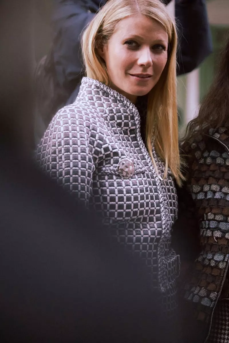 Gwyneth Paltrow dalyvauja Chanel 2016 m. pavasario-vasaros aukštosios mados šou Paryžiuje. Nuotrauka: Chanel