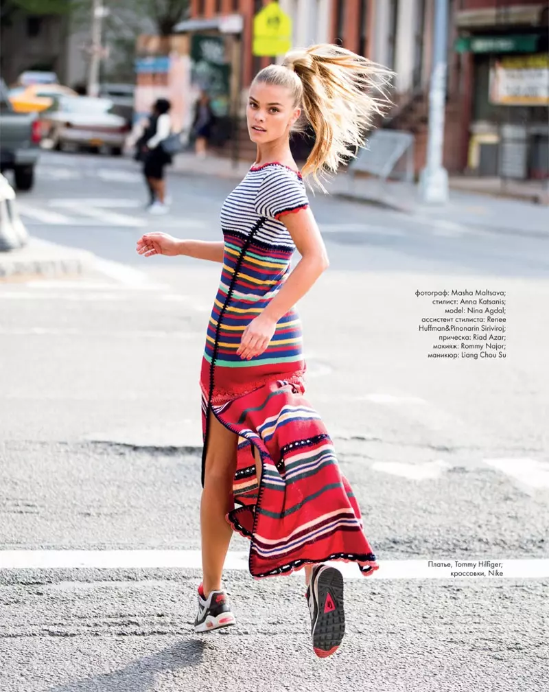 Nina Agdal wurde während des Laufs fotografiert und trägt ein gestreiftes Kleid von Tommy Hilfiger mit Nike-Turnschuhen