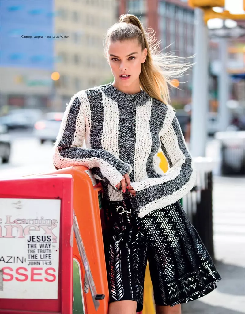 Нина Агдал Louis Vuitton цамц, хатгамалтай шорт өмсөж зургаа авахуулж байна