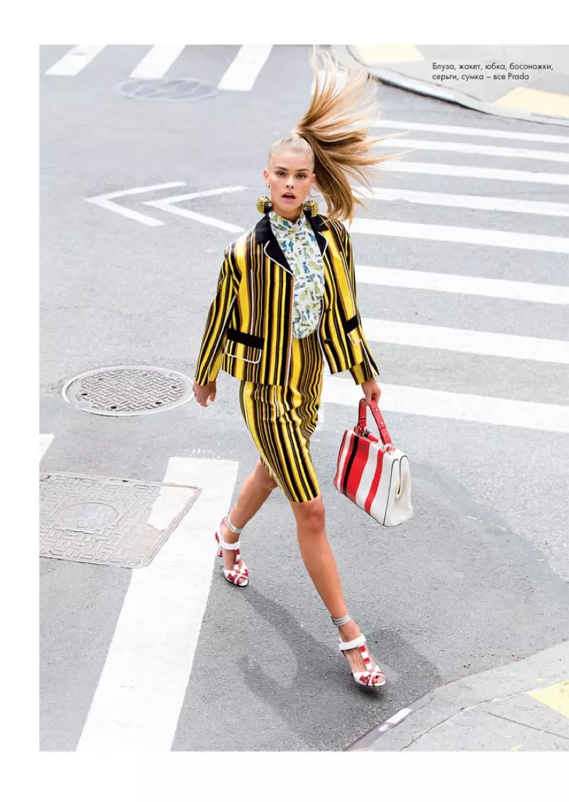 Русокосият модел тръгва по улиците с раирано сако и пола от Prada