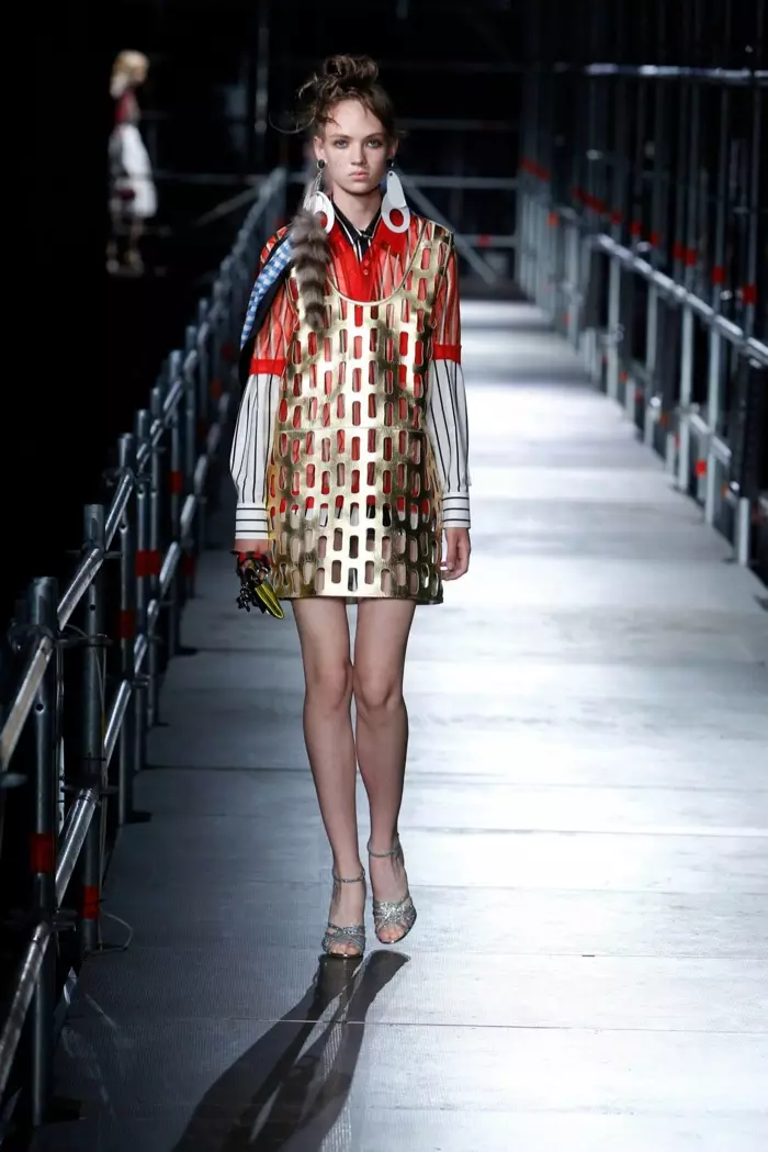 Um look da coleção resort 2016 da Miu Miu