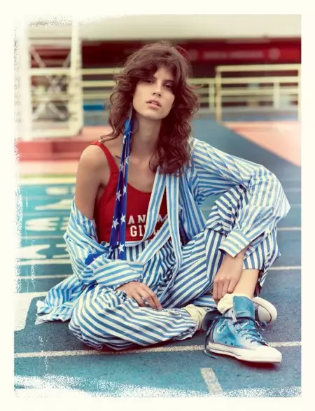 Antonina Petkovic Vogue Brazil සඳහා රතු, සුදු සහ නිල් විලාසිතාවලින් ක්‍රීඩා කරයි