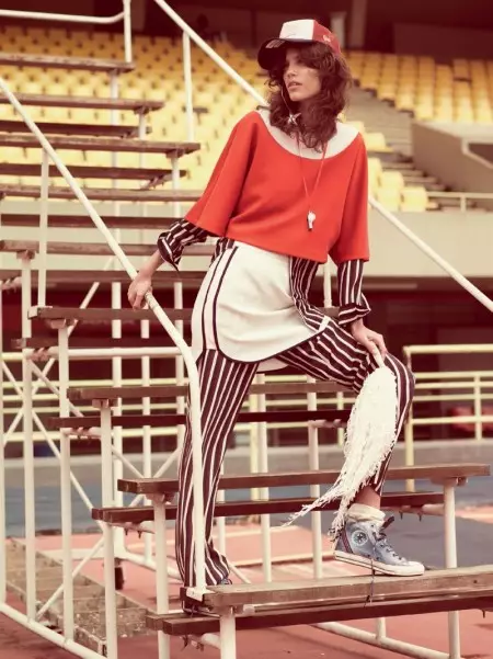 Antonina Petkovic Janten Sporty dina Fashions Beureum, Bodas & Biru pikeun Vogue Brazil