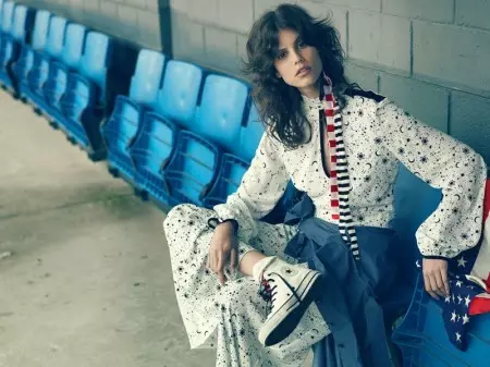 Antonina Petkovic raak sportief in rooi, wit en blou modes vir Vogue Brasilië