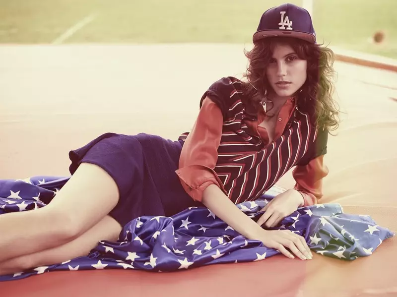 Antonina maakt haar rood-wit-blauwe look af met een baseballpet