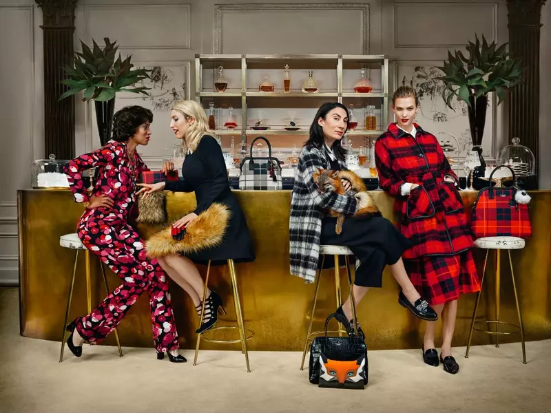 Karlie Kloss သည် Kate Spade ၏ ဆောင်းဦးရာသီ 2015 ကမ်ပိန်တွင် Plaid အတွက် ဖြစ်ရပ်မှန်တစ်ခုကို ဖန်တီးသည်။