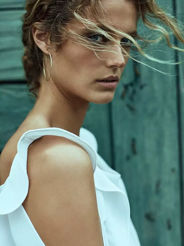 Kate Bock Stuns a cikin Ruffles na tsaye don Mujallar TELVA