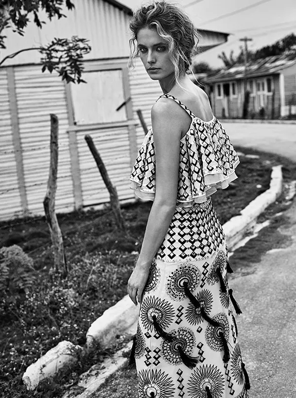 Fotografiada en blanco y negro, Kate Bock lleva un top con volantes y una falda adornada con borlas de Temperley London.