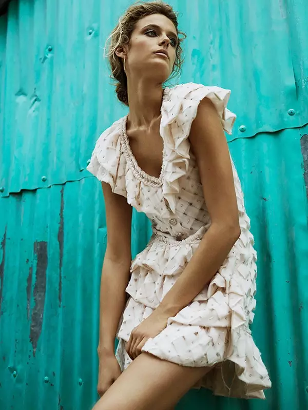 Model Kate Bock mini dress dengan hiasan ruffle dari Chanel