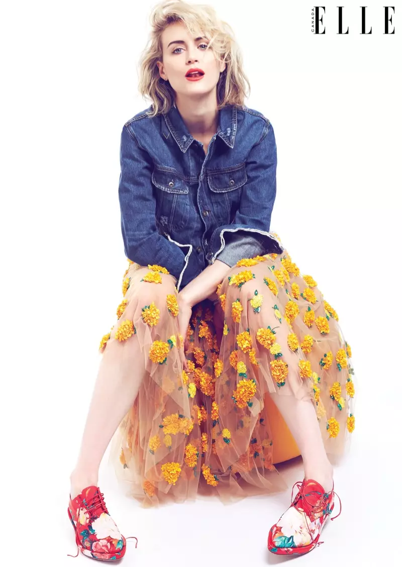 Taylor Schilling Sports Denim & Florals para ELLE Canadá