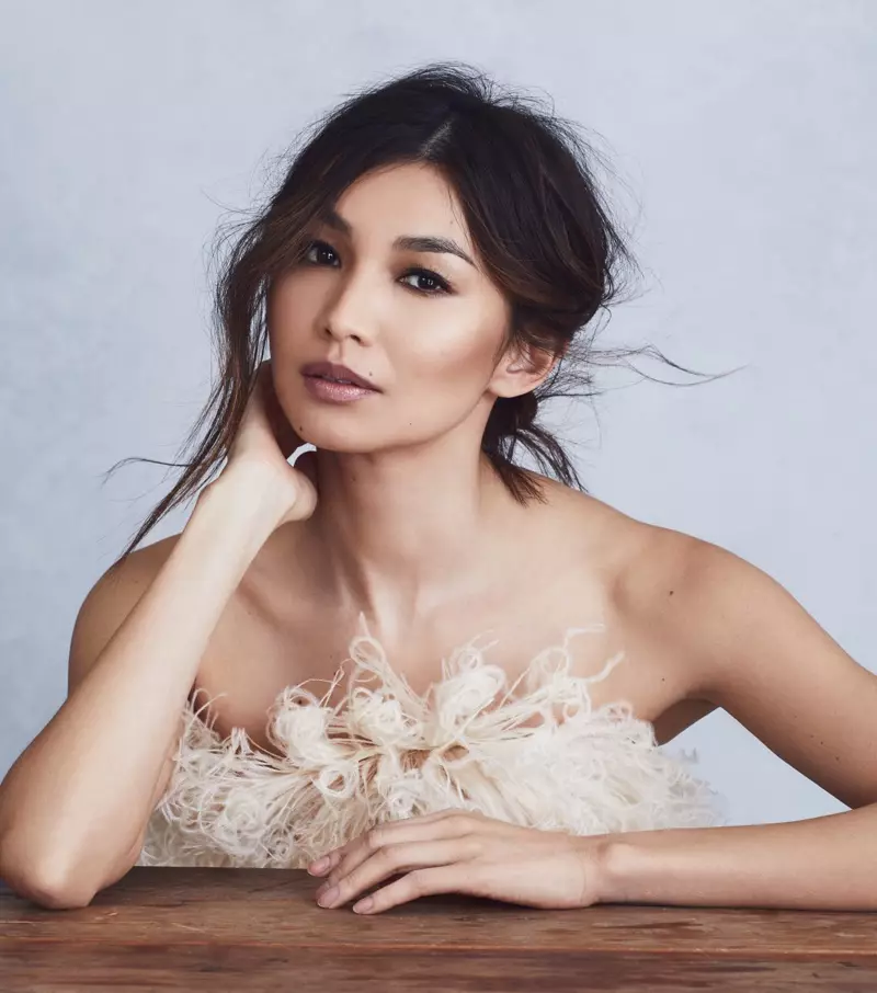 Gemma Chan, Oscar de la Renta'dan kuş tüyü süslemeli bir bluz giyiyor