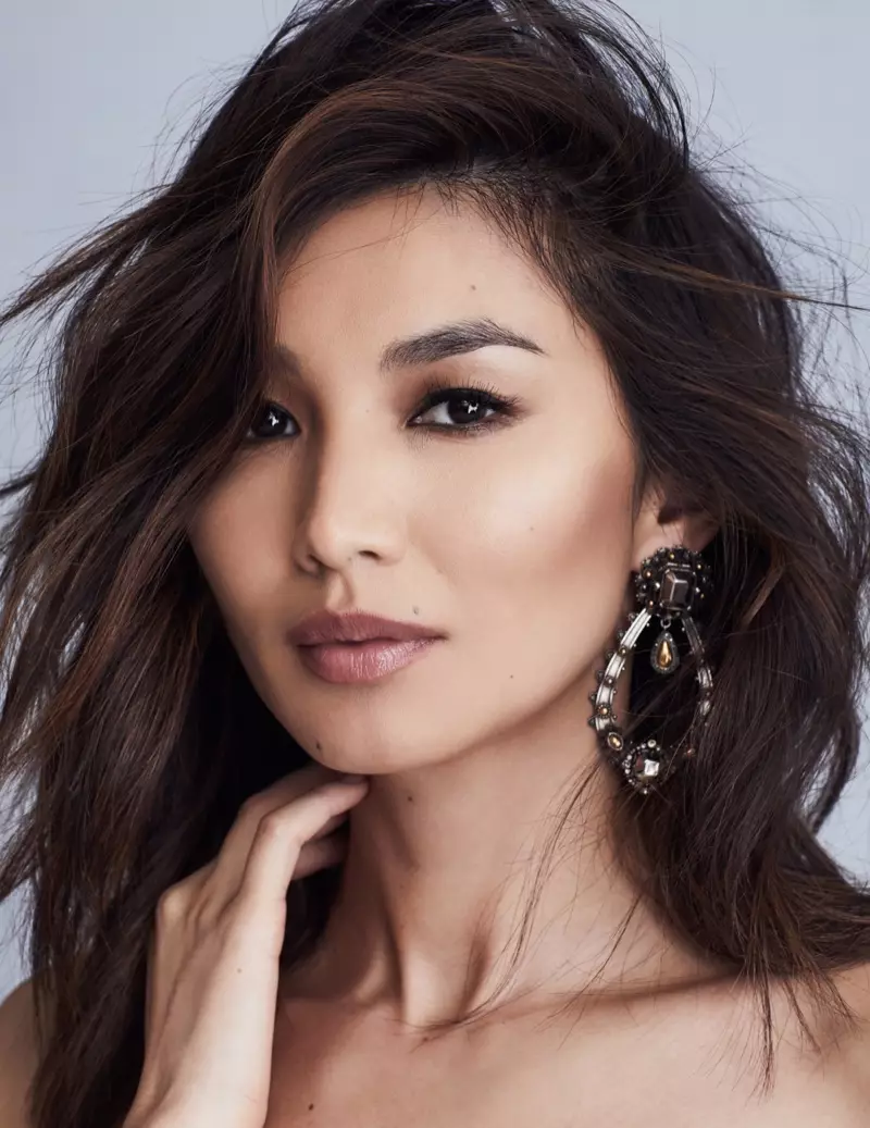 A actriz Gemma Chan posa cuns pendentes de Alexander McQueen