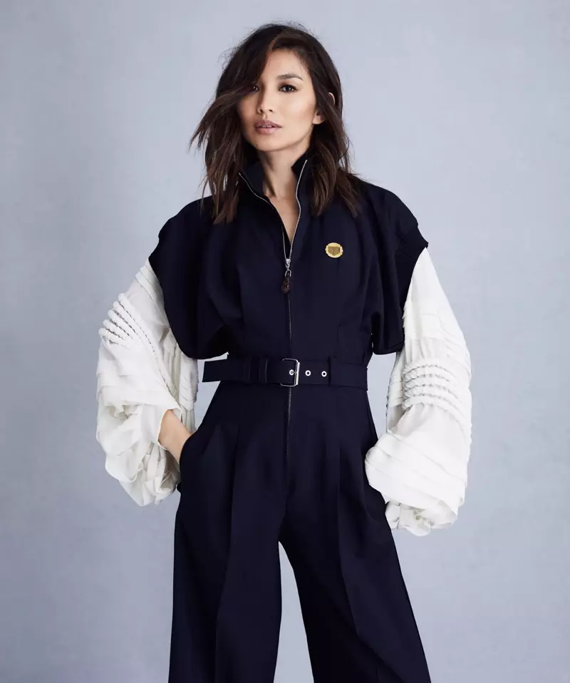 Actrice Gemma Chan draagt een Louis Vuitton-ensemble