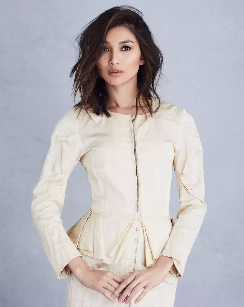 Gemma Chan, ktorá má na sebe upravený vzhľad, zaujme pózu