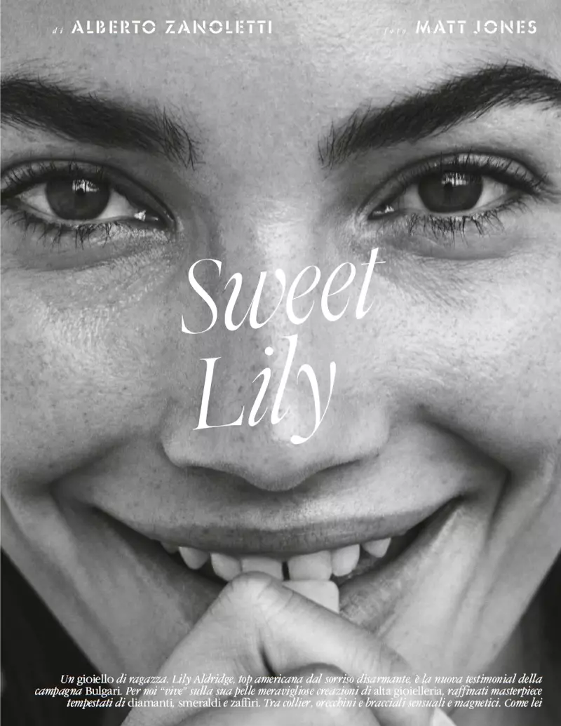 Šioje juodai baltoje nuotraukoje modelis Lily Aldridge demonstruoja savo šypseną