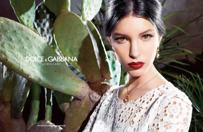 Кейт Кинг Dolce & Gabbana барокко зер буюмдары 2013 кампаниясынын жылдыздары