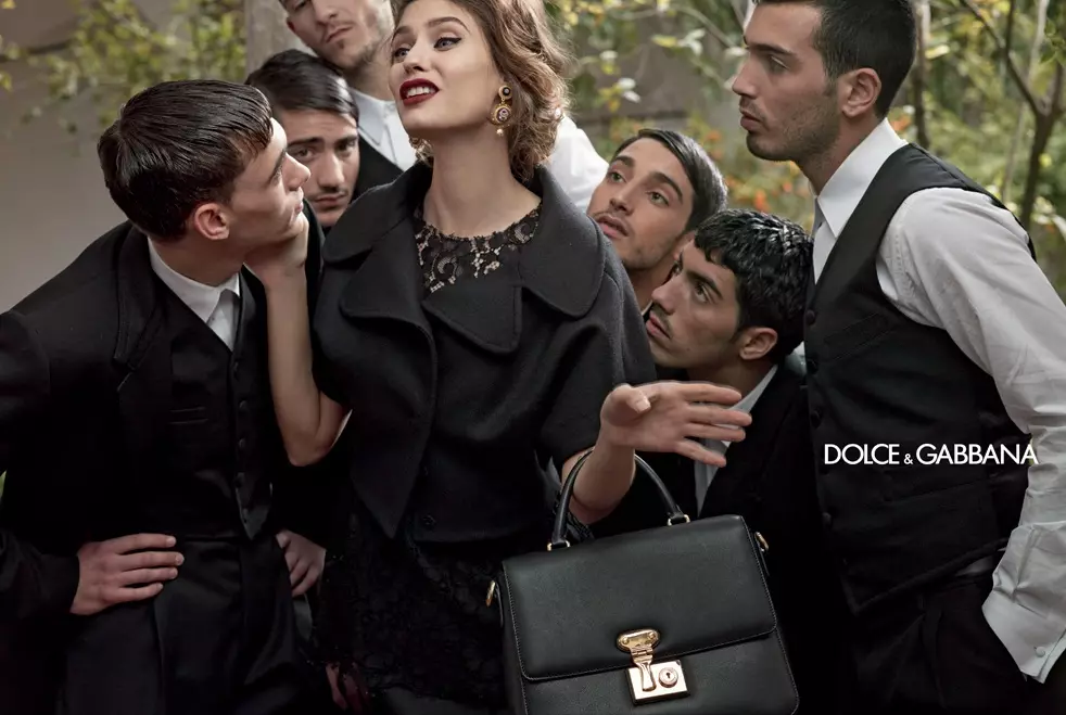 Dolce & Gabbana Bianca ، Monica ، Andreea ۋە Kate بىلەن 2013-يىلى كۈز پەسلىدىكى دراما ئۈچۈن مۇلازىمەت قىلىدۇ.