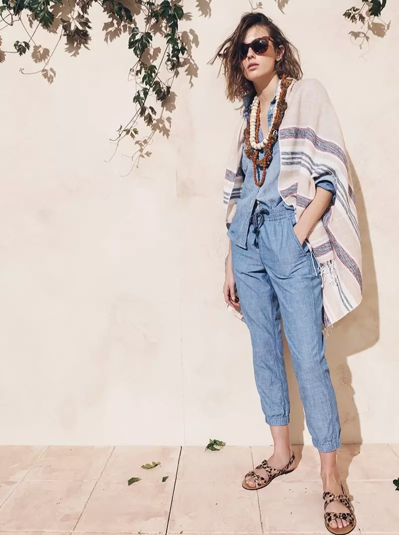 J. Crew Summerweight Cape echap nan ray melanje, chemiz chambray chak jou, sandal leyopa Cora Crisscross ak linèt solèy oversize Cabana.