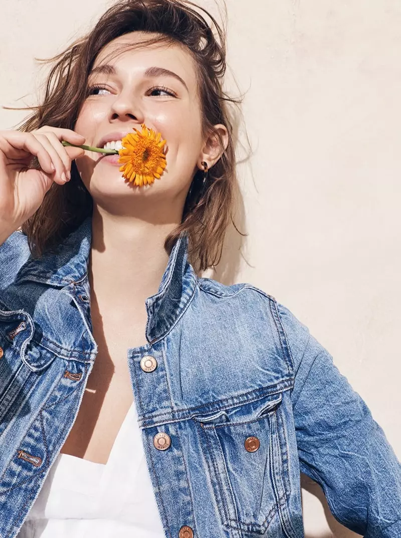 J. Crew Áo khoác denim cổ điển, Váy Midi tay loe thêu điểm và Hoa tai Hoop Rùa