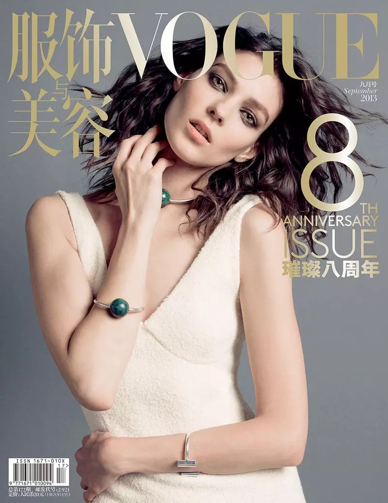 Sasha Pivovarova、刘雯、Doutzen Kroes 等人登上 Vogue 中国八周年特刊